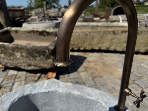 Findlingsbrunnen heller Granit mit Wassereinlauf