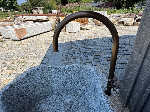 Granitbrunnen Bayern Wassereinlauf