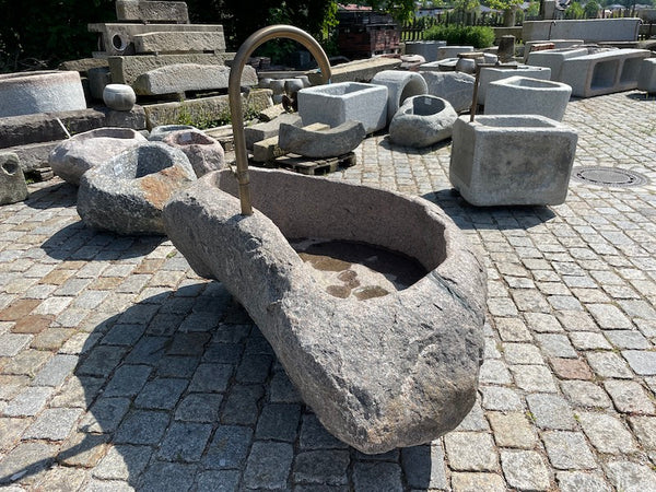 Findlingsbrunnen Wassereinlauf grau/rosa