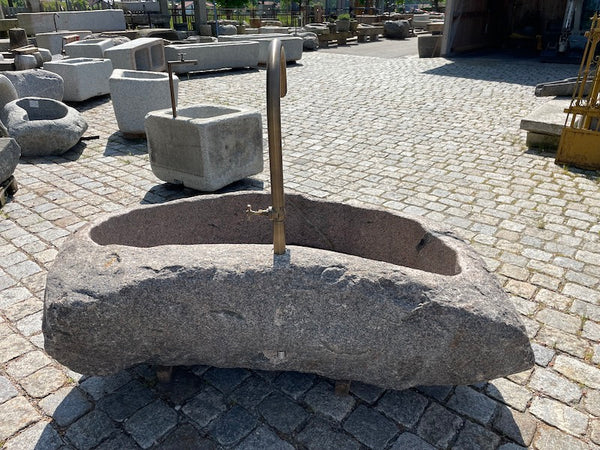 Findlingsbrunnen mit Wassereinlauf grau/rosa