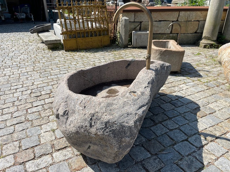 Findlingsbrunnen mit Wassereinlauf grau/rosa aus Bayern