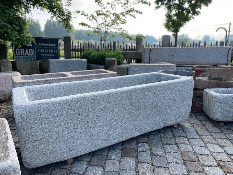 Grander Brunnen Granit Wasserauslauf