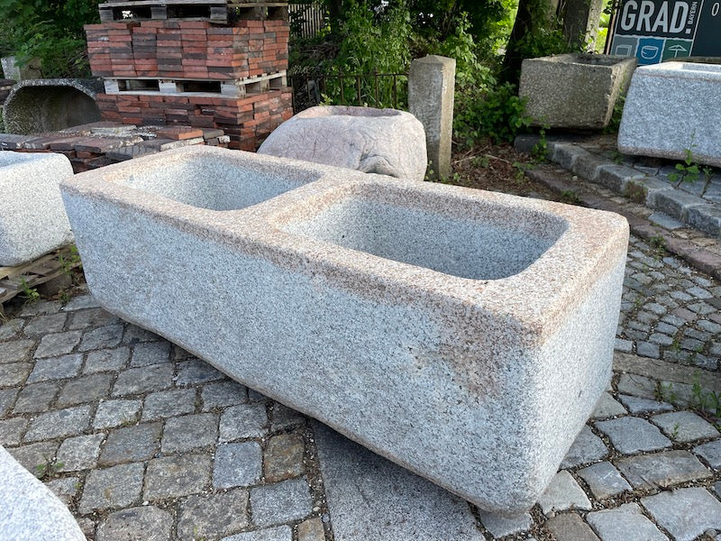 Dorfbrunnen groß Wasserauslauf