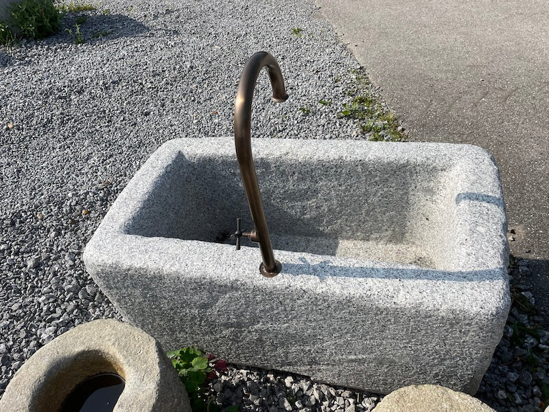 Natursteinbrunnen rechteckig heller Granit