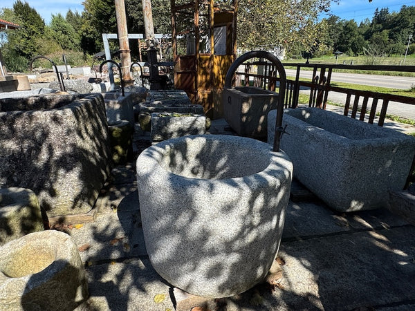 Runder Granitbrunnen mit Wassereinlauf Seitenansicht