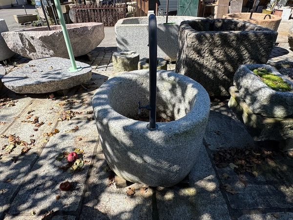 Runder Granitbrunnen mit Wassereinlauf