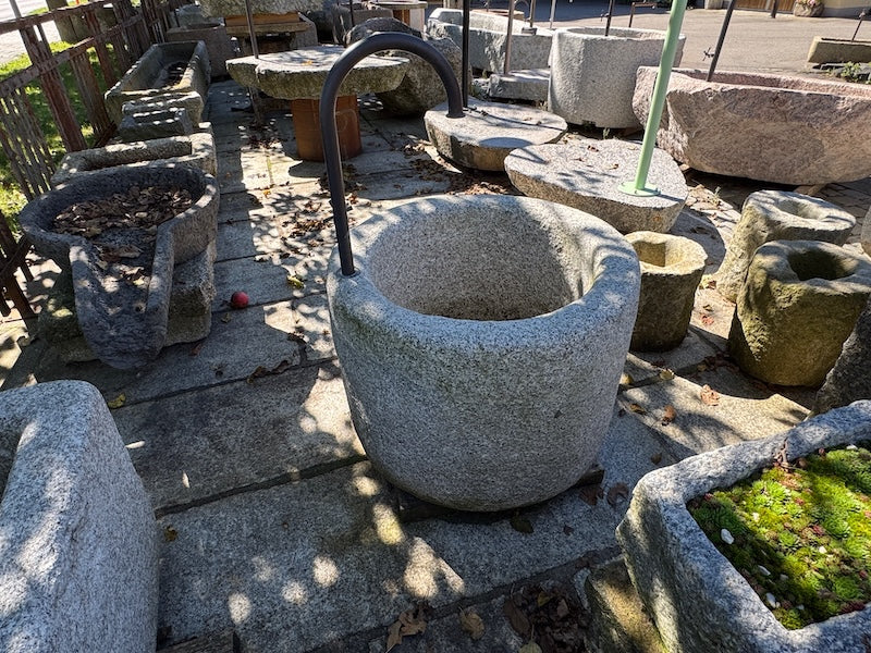 Runder Granitbrunnen mit Wassereinlauf Rückansicht