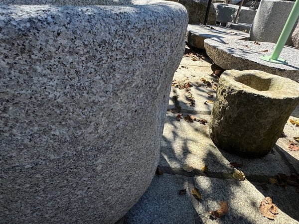 Runder Granitbrunnen mit Wassereinlauf