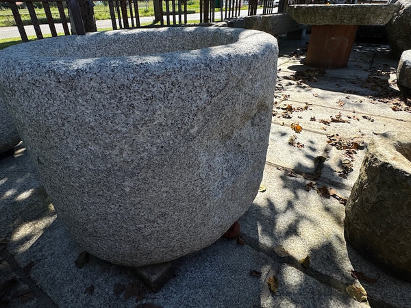 Runder Granitbrunnen mit Wassereinlauf