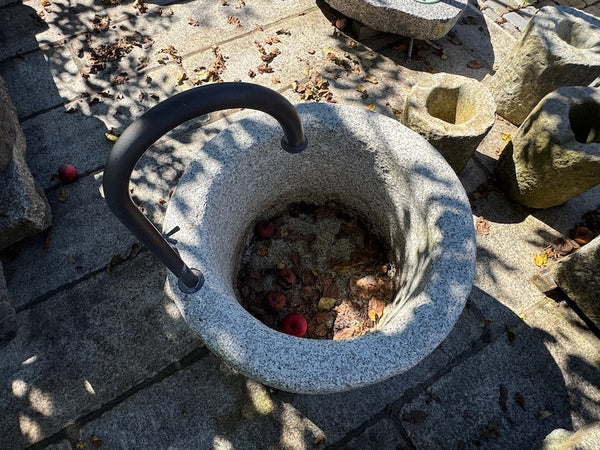 Runder Granitbrunnen mit Wassereinlauf und Handrad