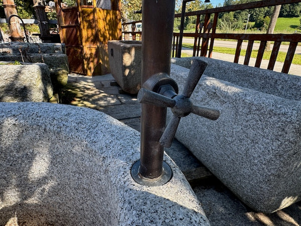 Runder Granitbrunnen mit Wassereinlauf