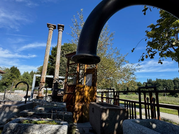 Runder Granitbrunnen mit Wassereinaluf und Auslauf