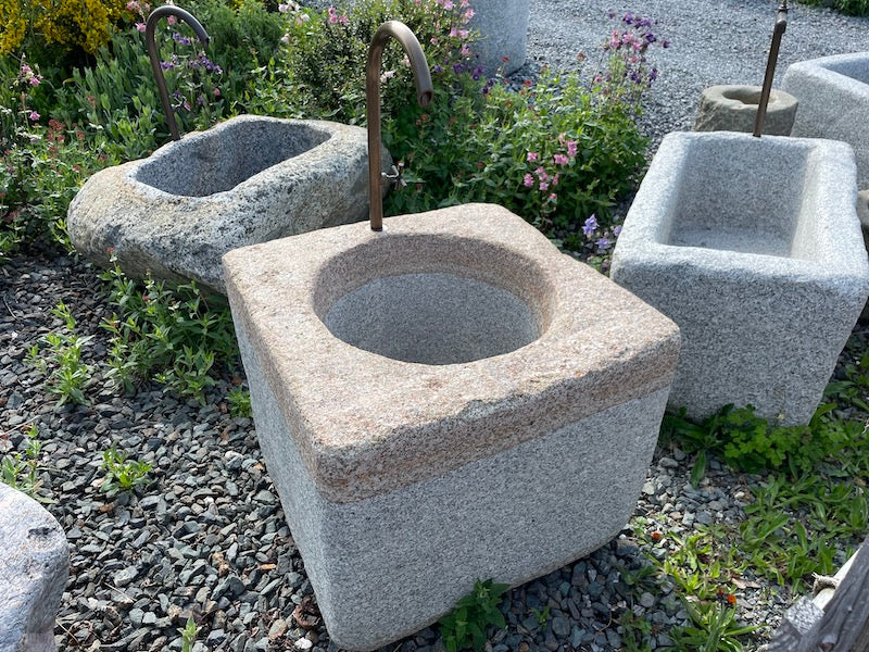 Quadratischer heller Granitbrunnen