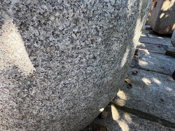 Runder Granitbrunnen mit Wassereinlauf Oberflächen Struktur