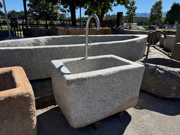 Steinbrunnen outdoor mit Wasserhahn