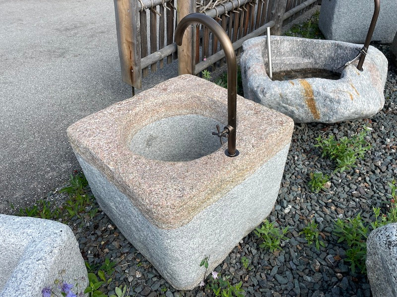 Quadratischer heller Granitbrunnen