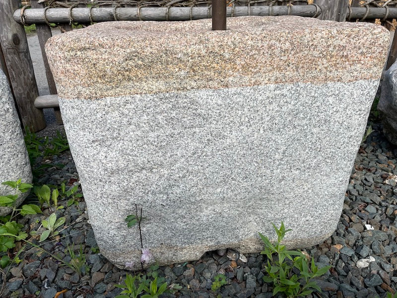 Quadratischer heller Granitbrunnen