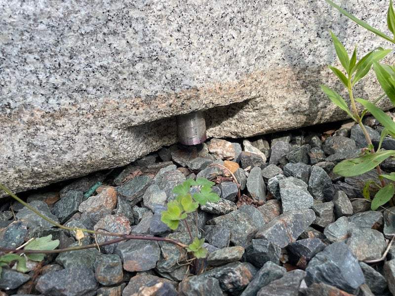 Quadratischer heller Granitbrunnen