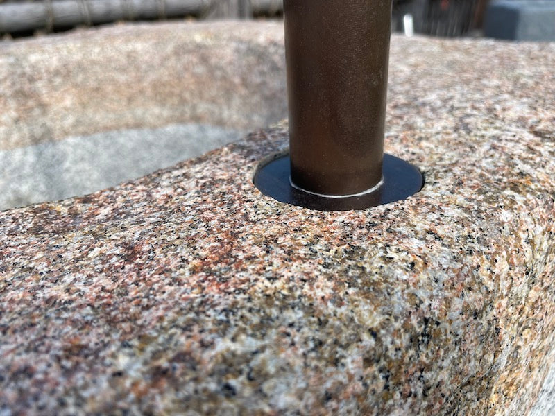 Quadratischer heller Granitbrunnen