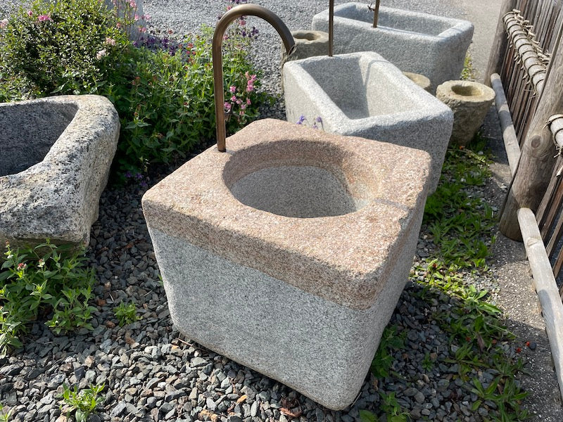 Quadratischer heller Granitbrunnen