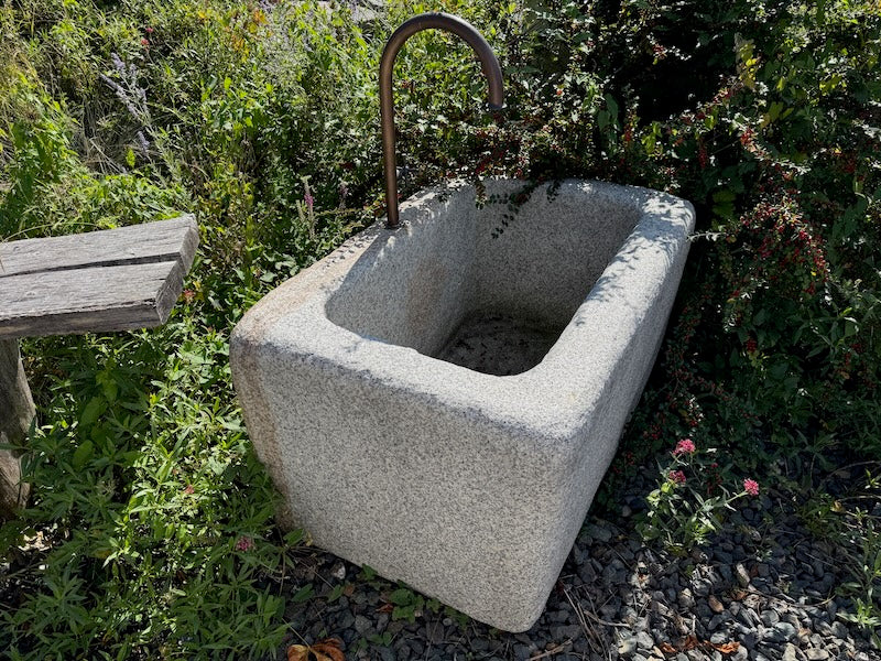 Granitbrunnen rechteckig mit Einschlüssen