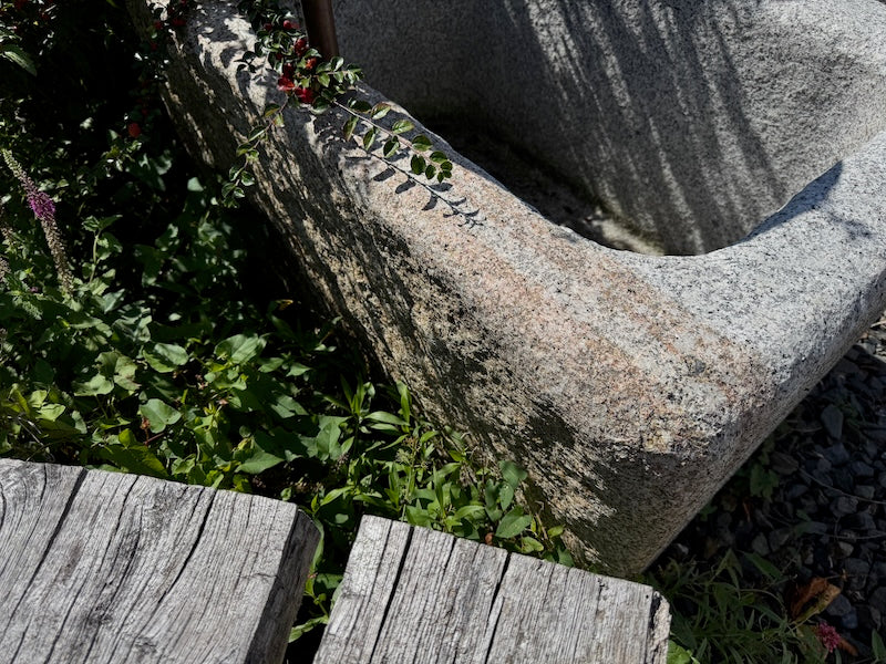 Granitbrunnen rechteckig Rückansicht