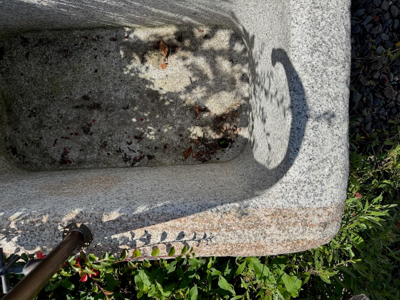 Granitbrunnen rechteckig Auslauf