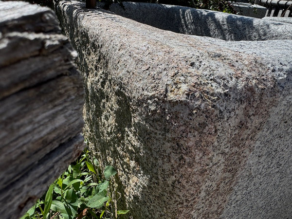 Granitbrunnen rechteckig mit ovalen Becken