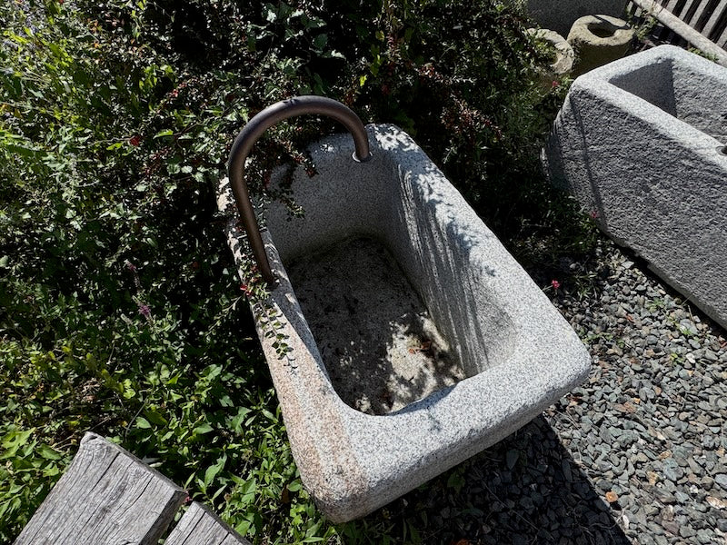 Granitbrunnen rechteckig Seitenansicht