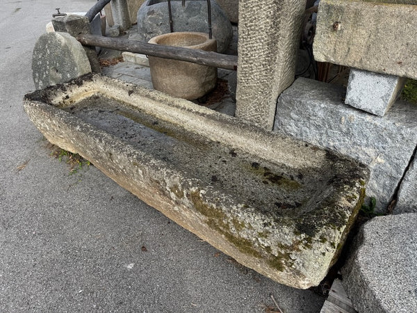 Alter Granitbrunnen rechteckig verwitterte Oberfläche