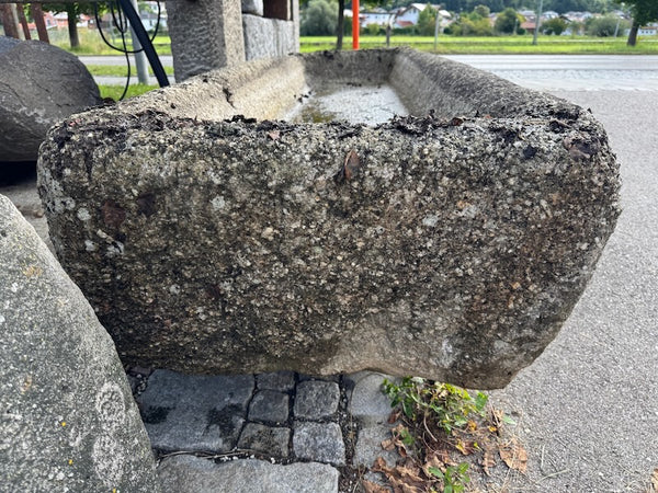 alter granitbrunnen rechteckig Detailansicht
