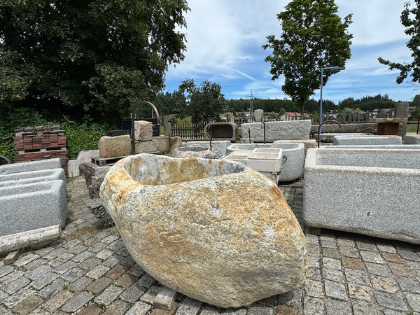 Findlingsbrunnen Bayern Seitenansicht