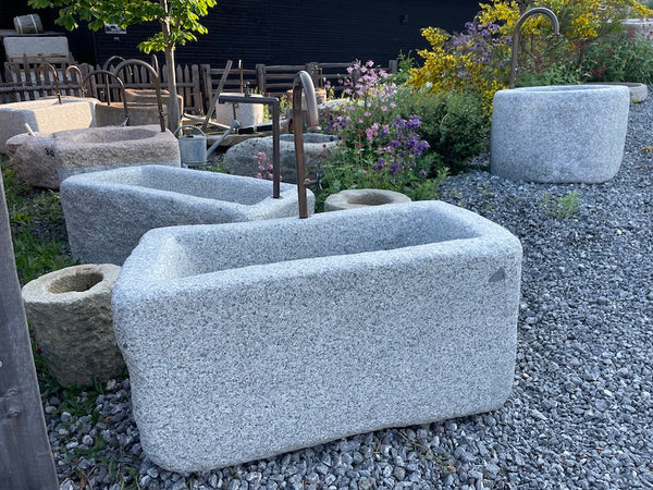 Natursteinbrunnen rechteckig mit Einschlüssen