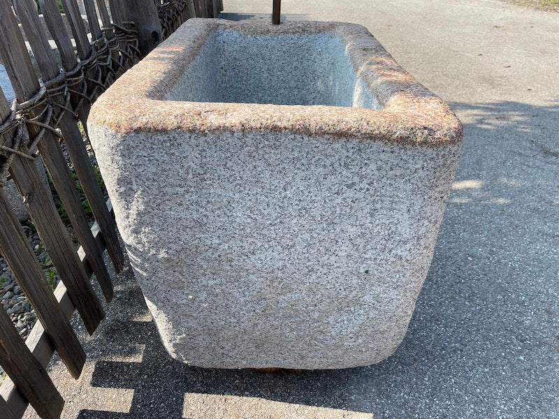 Granitbrunnen rechteckig mit Einlauf