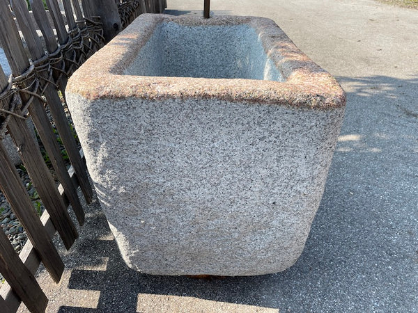 Granitbrunnen rechteckig mit Einlauf