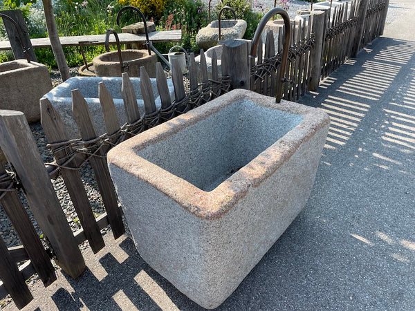 Granitbrunnen rechteckig mit Messinghahn