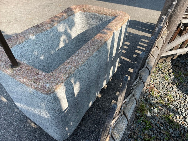 Granitbrunnen rechteckig mit Einlauf versenkt