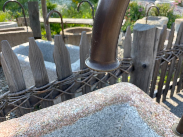 Granitbrunnen rechteckig mit Einlauf