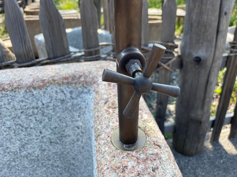 Granitbrunnen rechteckig mit Einlauf