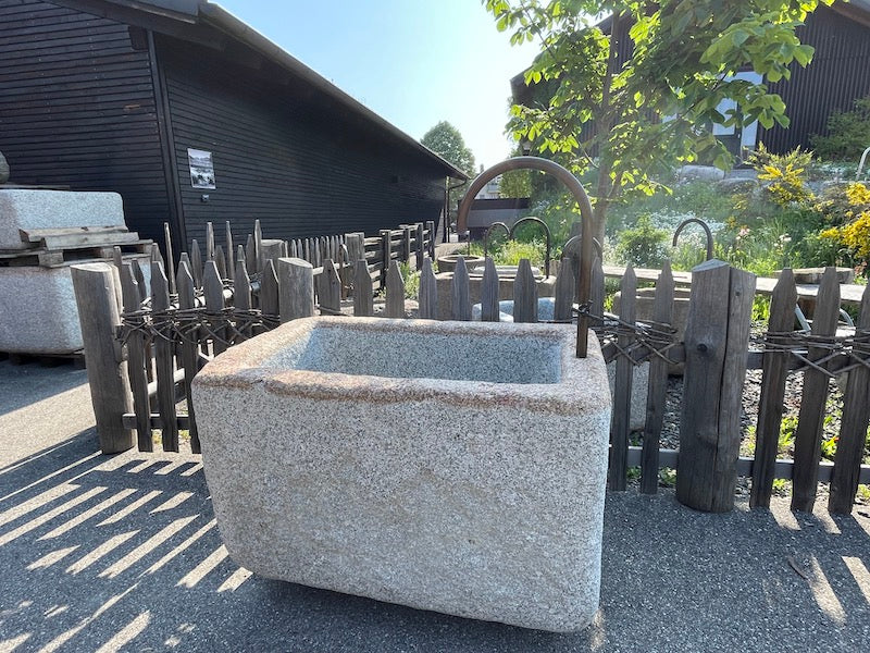 Granitbrunnen rechteckig mit Einlauf aus Bayern