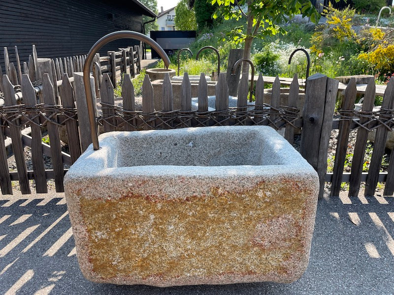Kleiner Gartenbrunnen aus Granit