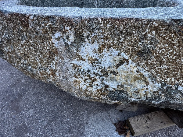 Findlingsbrunnen grau Oberfläche