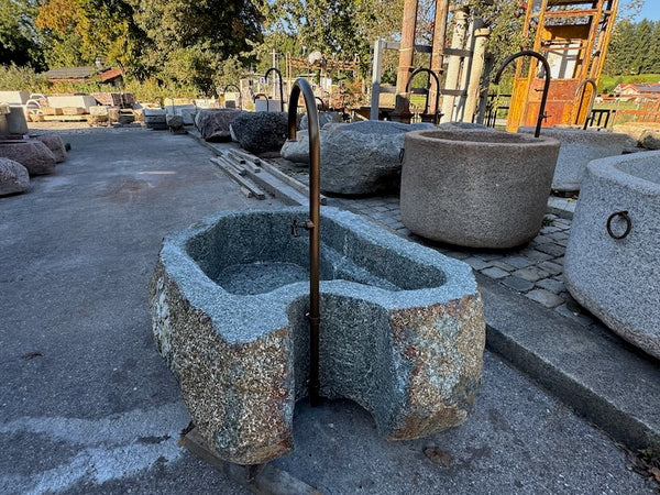 Großer Findlingsbrunnen grau