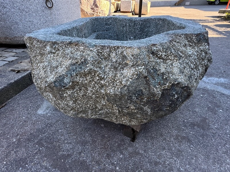 Großer Findlingsbrunnen grau