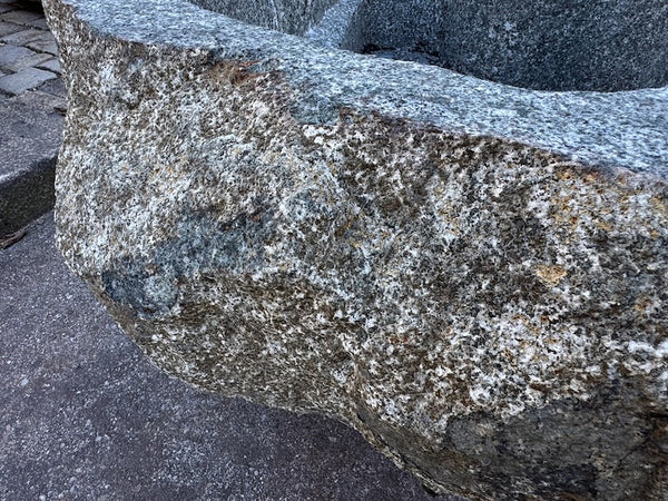 Großer Findlingsbrunnen grau