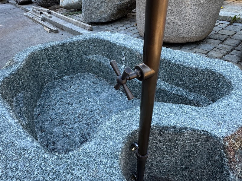 Großer Findlingsbrunnen grau