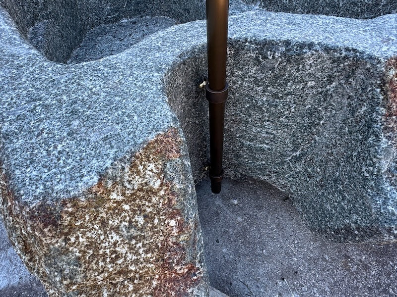 Großer Findlingsbrunnen grau