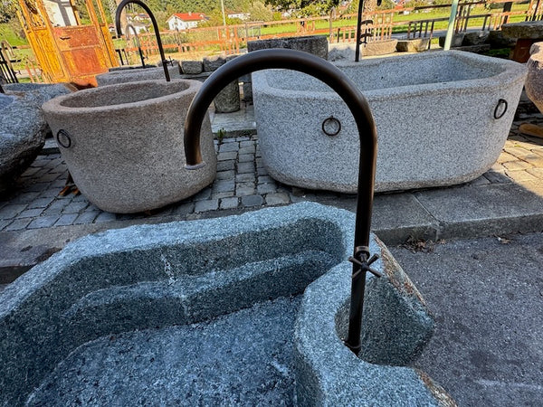 Findlingsbrunnen grau Wassereinlauf