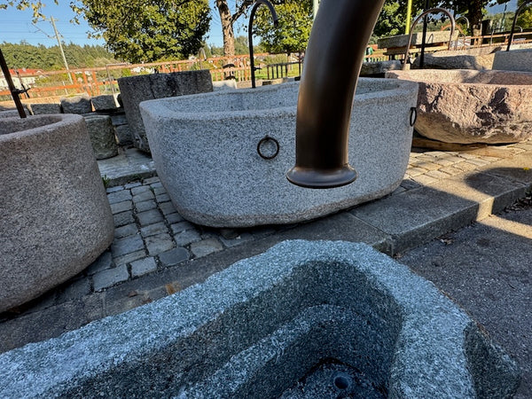 Großer Findlingsbrunnen grau