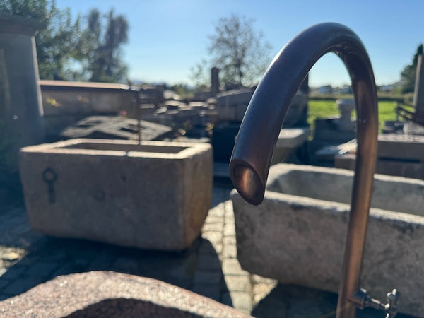 Großer roter Findlingsbrunnen Befestigung Wassereinlauf